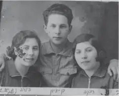  ?? (Yad Vashem) ?? RIVKA BERNSTEIN (right) and her siblings, Benzion and Hinda, from Ylakiai, Lithuania, in February 1935.