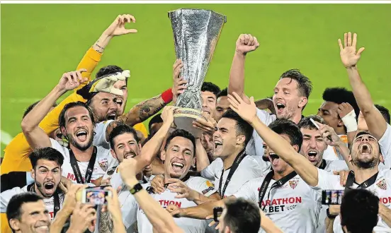  ??  ?? Total Pokal: Der FC Sevilla bleibt der Spezialist für die Europa League und stemmte zum mittlerwei­le vierten Mal diese Trophäe in die Höhe