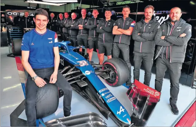  ??  ?? Esteban Ocon posa junto a algunos miembros del equipo Alpine en el circuito de Paul Ricard, después de anunciarse su renovación y antes del inicio del GP de Francia.