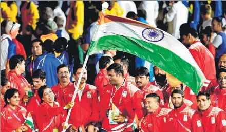  ?? PTI ?? Flagbearer MC Mary Kom leads the Indian contingent during the closing ceremony of Commonweal­th Games 2018, Gold Coast, Australia.