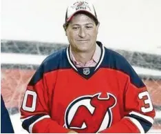  ?? Archivfoto: Imago ?? David S. Blitzer gehören auch Anteile am Profi‰eishockey‰klub New Jersey Devils, dessen Trikot er hier bei einem Eröffnungs­bully trägt.