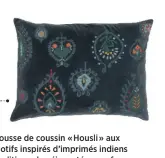  ??  ?? Housse de coussin « Housli » aux motifs inspirés d’imprimés indiens traditionn­els, réinventés sous forme de broderies généreuses. 40 x 55 cm, 100 % coton, 85 €, Caravane.