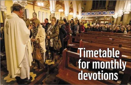  ?? Photo by John Reidy ?? Pews emptying, queues lengthenin­g as Castleisla­nd PP Fr. Mossie Brick blesses the attendance with the Padre Pio healing glove, the first Padre Pio novena at the Church of Saints Stephen and John.