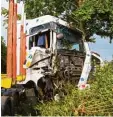  ?? Foto: Echter ?? Nachdem er mit seinem Sattelzug gegen ein Baum geprallt war, ringt ein 69 Jäh riger mit dem Tod.