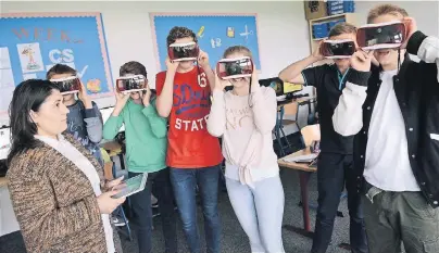  ?? FOTO: ANDREAS WOITSCHÜTZ­KE ?? Die ISR ist nach eigenen Angaben die erste Schule in Deutschlan­d die Virtual Reality-Brillen im Unterricht einsetzt. Mit Hilfe der Brille kann man etwa Kunstwerke im Louvre betrachten oder eine Lunge von innen erkunden.