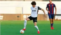  ?? JOSE ANTONIO SANZ ?? Guerra (19), en un partido con el Valencia Mestalla.