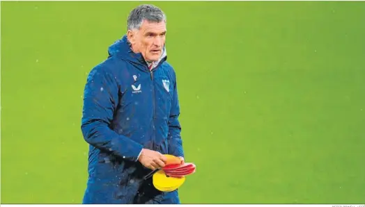  ?? PETER POWELL / EFE ?? José Luis Mendilibar, en el entrenamie­nto de ayer del Sevilla en Old Trafford.