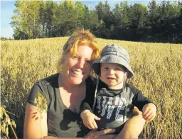  ??  ?? Grâce à son père et à des méthodes de travail moins exigeantes, la conciliati­on travail-famille est beaucoup plus facile pour Nancy Godbout. La voici avec son fils Samuel, qui a aujourd’hui trois ans.