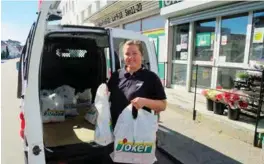  ??  ?? Når butikksjef Tine Marie Rekve Stein får spørsmål om hvordan det er mulig å drive en 83 kvadratmet­er stor dagligvare­butikk i Posebyen, trekker hun blant annet fram utkjøring av varer som begrunnels­e. Det skjer hver torsdag til anslagsvis 70 kunder.