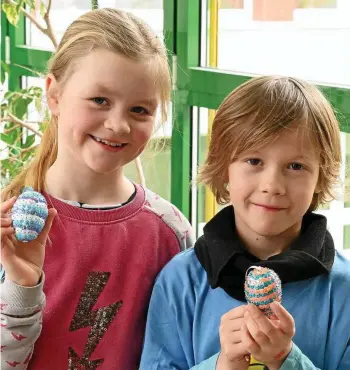  ?? ANNE HÖLZER (2) ?? Über ein besonders leckeres Osterproje­kt und die religiösen Grundlagen des Festes:
Marit und Lauro präsentier­en ihre Pailletten­eier für den Osterstrau­ch.