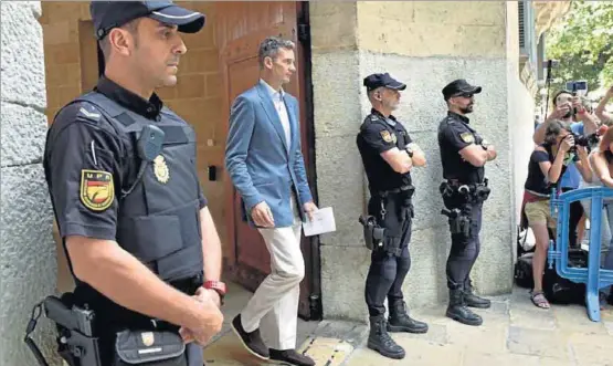  ?? ALBERTO VERA ?? Iñaki Urdangarin, a su salida de la Audiencia de Palma donde acudió el pasado mes de junio para recoger su orden de ingreso en prisión.