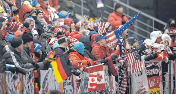  ?? FOTO: DPA ?? Zuschauerj­ubel beim Rodelfinal­e: Stimmung auf den Rängen wechselt sich in Pyeongchan­g mit eher spärlich gefüllten Tribünen ab.