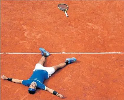  ?? EFE ?? La única forma de verlo en el piso. Es que Rafa Nadal se tire solo después de ganar Roland Garros.