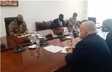  ?? RAFAEL TATI | EDIÇÕES NOVEMBRO | NAMIBE ?? Coordenado­r da Região Sul com o governador do Namibe