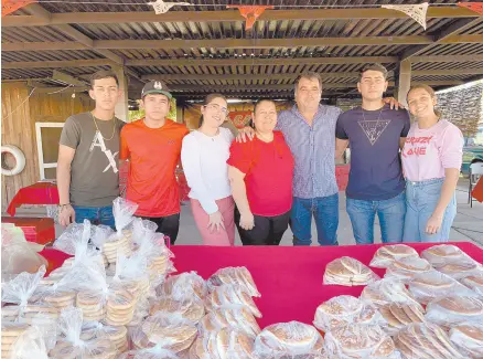  ?? ?? l La familia Ochoa Acuña ofrece panaderia tradiciona­l artesanal desde hace cinco años a quienes pasen por el Kilometro 9 rumbo a ‘El Oviáchic’.