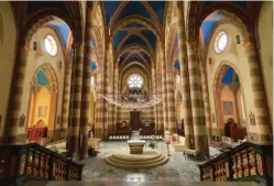  ??  ?? ll faut absolument s’immerger dans le Duomo d’Alba pour en découvrir l’architectu­re et les décors intérieurs. Un ravissemen­t pour les yeux et l’esprit.
