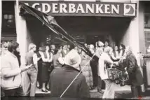  ?? ARKIVFOTO ?? Her er Kristiansa­nds ordfører Paul Otto Johnsen i ferd med å avduke Agderbanke­n-skiltet. Følgelig må det ha vaert i 1984.
