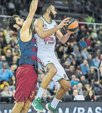  ?? FOTO: PERE PUNTÍ ?? Adam Hanga, uno de los objetivos del Barça, atacando a Stratos Perperoglo­u, uno de los jugadores que ha dejado el club