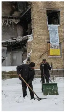  ?? FOTO REUTERS ?? Bewoners ruimen sneeuw in Hodenka.