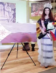  ??  ?? MISS Teen Philippine­s 2019 Nikki de Moura poses an artwork of a Philippine flag.