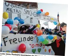  ??  ?? Lauter kleine Maulwürfe bereichert­en den Wagen
Sie wollen eine U Bahn der Freunde von Giromagny. nach Giro bauen.