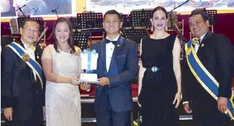  ??  ?? Robert Kuan, Sandra Chiong of Rotary Ormoc, Troy Bumagat, Leyte representa­tive Lucy Gomez, and Reggie Nolido