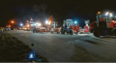  ?? Foto: Roland Schraut ?? Nacht für Nacht warten die Bauarbeite­r mit ihrem schwerem Gerät, bis der letzte Flieger des Tages auf dem Memminger Flughafen gelandet ist. Dann rücken sie aus. Bis zum Morgen sind sie im Einsatz.