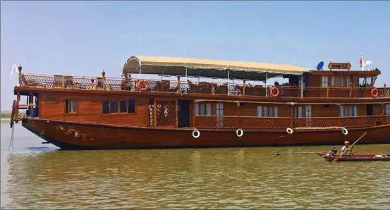  ??  ?? La pêche à l’épervier, spectacula­ire, est une tradition dans l’Irrawaddy. Les pêcheurs pagaient d’une seule jambe avec une seule rame.