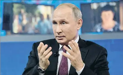  ?? SPUTNIK / REUTERS ?? El president rus, Vladímir Putin, durant la seva maratonian­a compareixe­nça televisiva, ahir