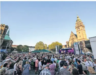  ?? FOTO: CARLOS ALBUQUERQU­E ?? Viele Jahre war das Turmfest ein Zuschauerm­agnet in Mönchengla­dbach. Jetzt soll sich das „Move and Groove“-Festival etablieren.