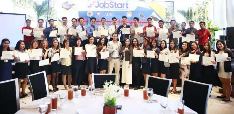  ?? CSF-CIO ?? JOBSTART GRADUATES. The fifth batch of graduates under the JobStart program of the City Government of San Fernando flash the ‘Fernandino First’ sign as they present their Certificat­es of Completion on Friday.—