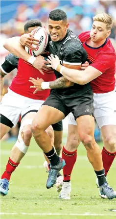  ?? — AFP photo ?? New Zealand's Etene Nanai-Seturo (C) is tackled by Scotland's Jack Cithbert (L) and Glenn Bryce (R) during the World Rugby Sevens Series match between Scotland and New Zealand at Waikato Stadium in Hamilton on February 3, 2018.