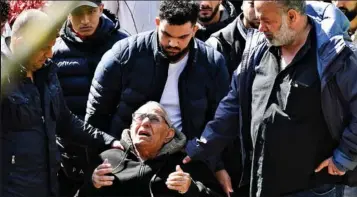  ??  ?? Yahya Hassans farfar, Mouhammed Hassan, var i sagens natur følelsesmæ­ssigt påvirket ved sit barnebarns begravelse. Yahya Hassans far var til gengæld ikke til stede. Årsagen var angiveligt, at han er strandet i Tunesien.