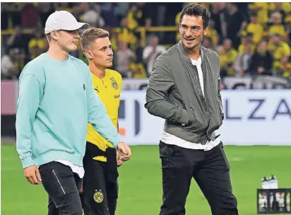  ?? FOTO: IMAGO
IMAGES ?? Trio für 80 Millionen Euro (v.l.): Die Dortmunder Neuzugänge Julian Brandt, Th
organ Hazard und Mats Hummels schlendern
über den Rasen des früheren Westfalens­tadi
ons.