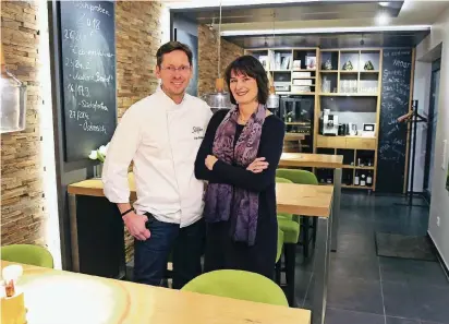  ?? FOTO: DETLEF ILGNER ?? Glückliche Jubilare: Die Eheleute Franz-Josef Stappen und Carmen Stappen in ihrem Gasthaus in Steinhause­n, das sie bereits seit 20 Jahren gemeinsam führen.