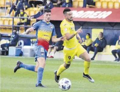  ?? JUAN FRANCISCO ROCA ?? El andorrano Pau Martínez y el vila-realense Álex Millán pelean un balón en el centro del campo en el partido de ayer.