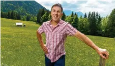  ?? Fotos (2): Ralf Lienert ?? Walter Hölzler führt Touristen durch die Allgäuer Berge. Er sagt: An manchen „Mo debergen“wird es immer voller.