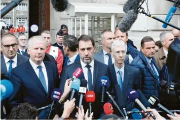  ?? Foto: Kamil Zihnioglu, dpa ?? Frankreich­s Innenminis­ter Christophe Castaner (Mitte) geriet nach den neuen Erkenntnis­sen über den Messeratte­ntäter von Paris in Erklärungs­not.