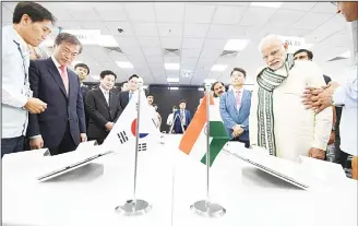  ??  ?? Photo shows Indian Prime Minister Narendra Modi (right), and South Korean President Moon Jae-in (second left), attending the inaugurati­on of the world’s largest smartphone factory — an assembling plant that is an extension of an existing Samsung India...