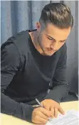  ?? FOTO: WACKER INNSBRUCK ?? Daniele Gabriele ist in Tautenhofe­n aufgewachs­en und hat nun seinen Vertrag beim FC Wacker unterzeich­net.