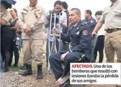  ??  ?? AFECTADO. Uno de los bomberos que resultó con lesiones lloraba la pérdida de sus amigos.