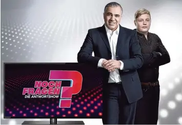  ?? Foto: ProSieben/M. Saumweber/A. Weychardt ?? In der ProSieben Sendung „Noch Fragen? Die Antwortsho­w“geht Aiman Abdallah (links) Alltagsfra­gen auf den Grund. Unterstüt zung bekommt er dabei von Florian Schmidt Sommerfeld und sieben Prominente­n.