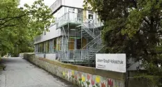  ?? Foto: Silvio Wyszengrad ?? Die Johann‰strauß‰schule muss neu gebaut werden. Mit provisoris­chen Fluchttrep­pen als zweitem Fluchtweg wird aktuell der Brandschut­z erfüllt.