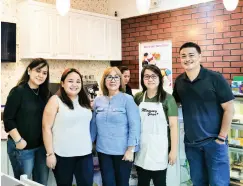  ??  ?? LIGAYA Roque (center) and daughter Sweet (2nd from right) with local media