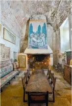  ??  ?? La salle des gardes, magnifique salle voûtée ornée de fresques, dans le donjon du château de Montricoux (Tarn-etGaronne), ancienne commanderi­e du xiie siècle.