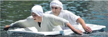  ?? ARCHIVFOTO: SUSI DONNER ?? Viel Gefühl brauchen die Teilnehmer beim Wasserburg­er Badewannen­rennen – sonst läuft die Badewanne voll und sinkt.