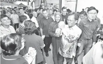  ??  ?? Shafie (second right), accompanie­d by his wife Datin Seri Shuryani Shuaib, mingling with the people at the Foh Sang Mid-Autumn Carnival on Saturday night.