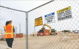  ?? ASSOCIATED PRESS FILE PHOTO ?? A contract employee in 2014 watches a crew excavate contaminat­ed soil at a site where millions of gallons of jet fuel leaked undergroun­d over decades at Kirtland Air Force Base in Albuquerqu­e.