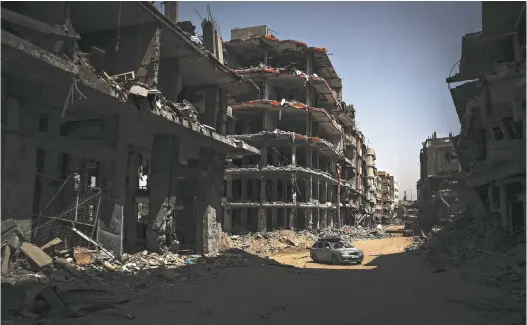  ?? AFP ?? A road lined with destroyed buildings in Khan Younis in southern Gaza this week.