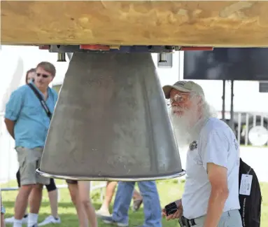  ?? JOE SIENKIEWIC­Z / USA TODAY NETWORK WISCONSIN ?? Larry Weber of New Paltz, N.Y., looks over the Blue Origin BE-3 rocket engine that was on display at Boeing Plaza on the grounds of EAA AirVenture Monday in Oshkosh. Blue Origin was founded by Jeff Bezos, who also founded Amazon.